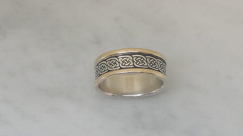 Daonnan in 14k gold with raised borders
